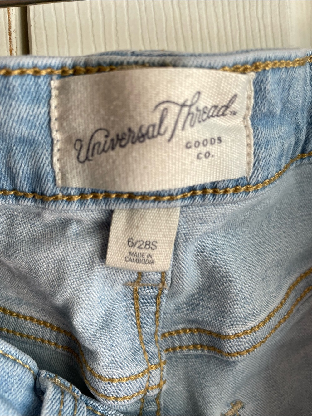 Universal Thread Women’s Light Wash Skinny Blue Jeans - Picture 4 of 6